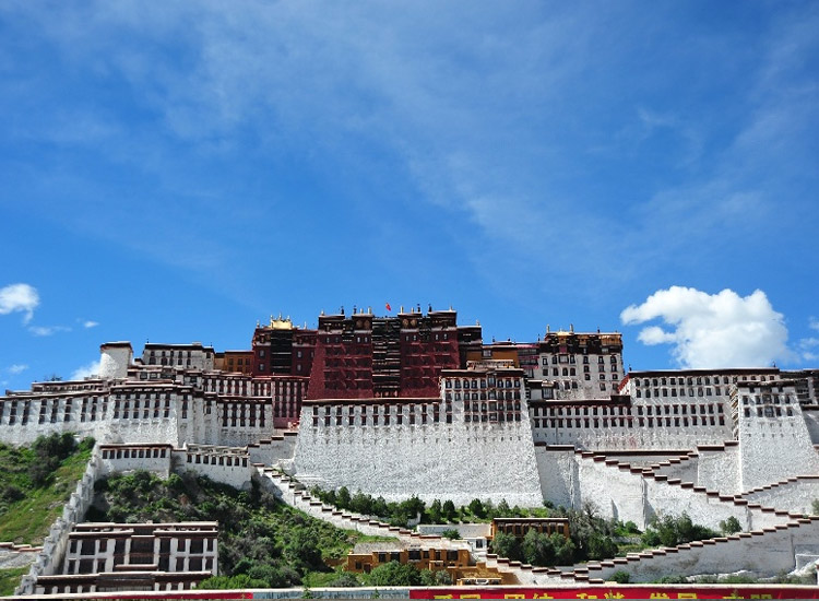 Tibetan Museum The museum is located inside the complex of Tsuglagkhang, includes a collection of Tibetan Art, paintings of ancient past, documents, handicrafts, etc. It is purely the work of Tibetan workmanship which depicts historic reports, handiwork, earthenware and various canvases Namgyal Monestary  Situated within the Tsuglagkhang complex, it is the home of His holiness Dalai Lama. It is the largest Tibetan Temple outside Tibet. This place shatters its beauty as it sits in the shades of Dhauladhar Ranges and one can meet its sole in the peace of this